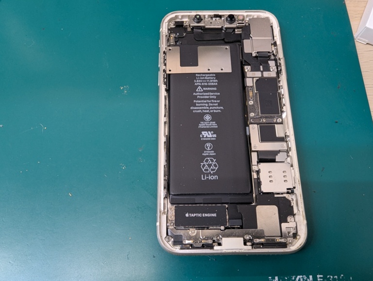 iPhone SE2（アイフォンエスイーツー）のバッテリー交換ならスマホ修理工房アル・プラザ小杉店へお任せください